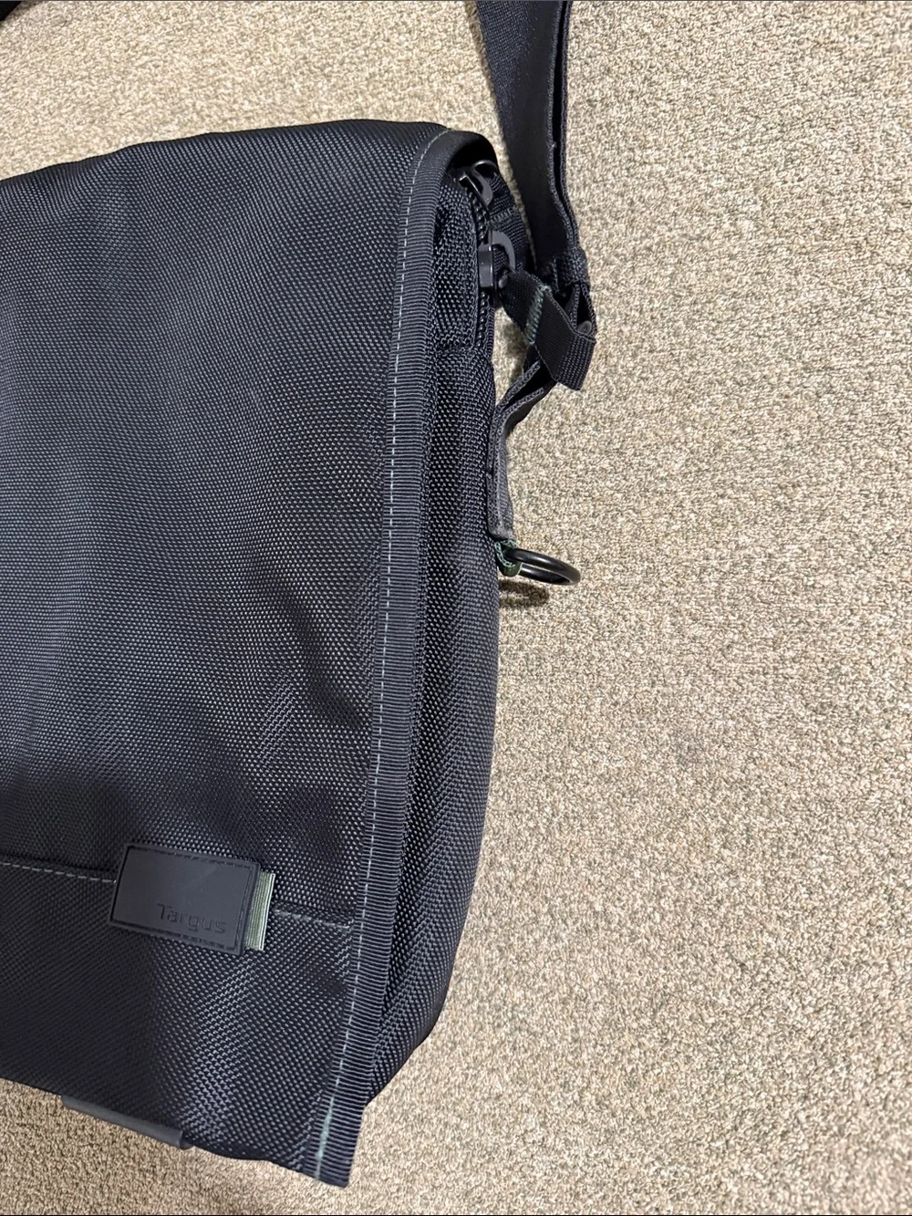 Targus Laptop Bag in Black W/ Shoulder Strap & Handle Magnetic Flaps Padded